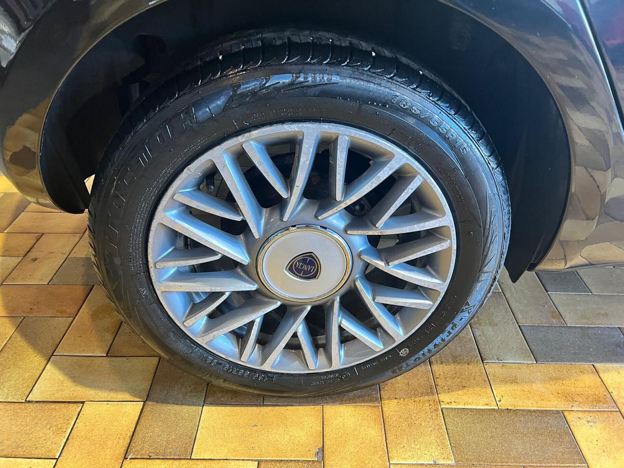 Lancia Ypsilon 1.2 69 CV 5 porte NEOPATENTATO