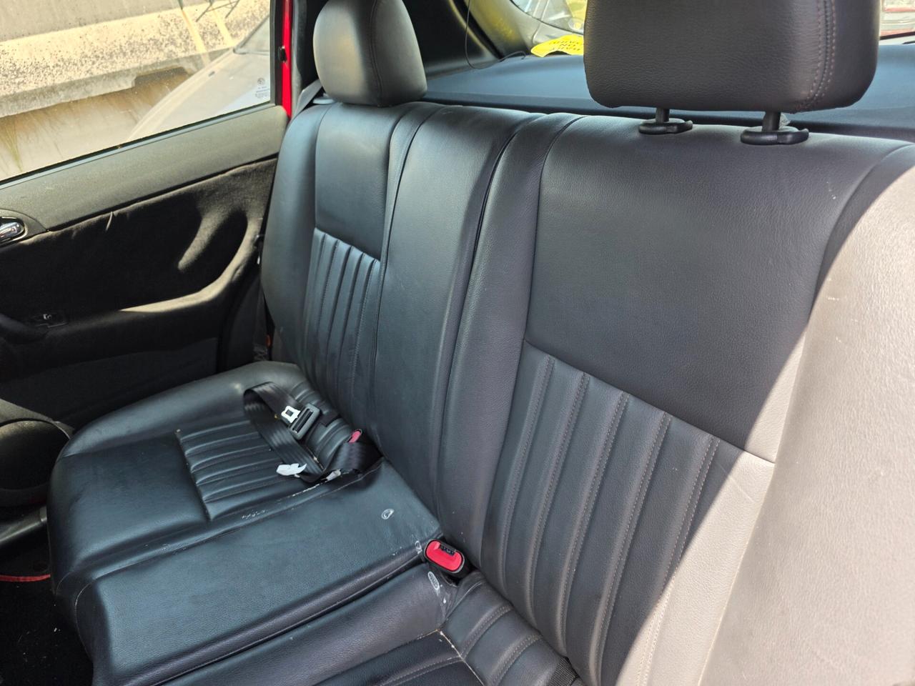 Alfa Romeo 147 1.6i 16V Twin Spark cat 5p. Distinctive PELLE