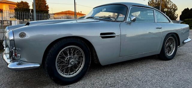 Aston Martin DB4 3.7 SUPERLEGGERA