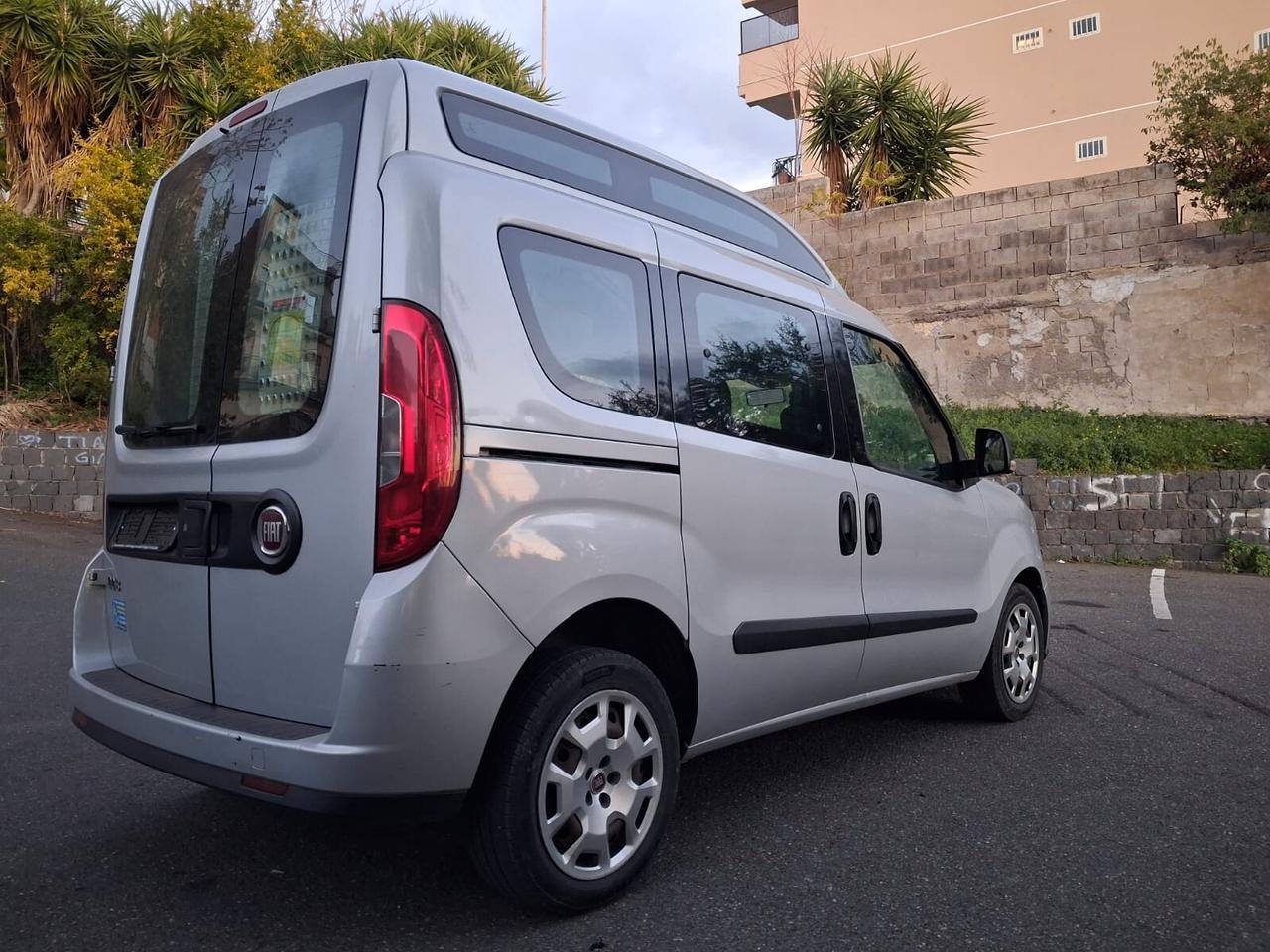 Fiat Doblo Con rampa manuale trasporto disabili in carrozzina