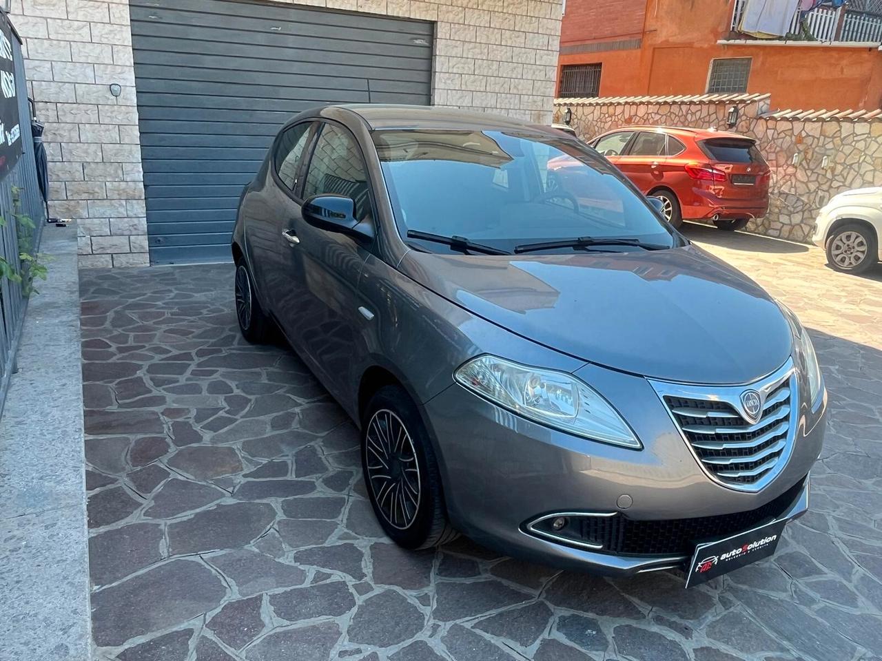 Lancia Ypsilon 1.2 69 CV 5 porte Platinum adatta neopatentati