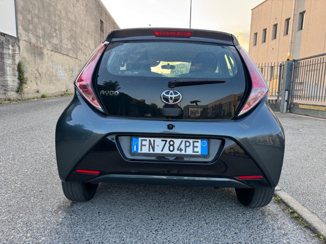 Toyota Aygo retrocamera tagliandata Neopatentati