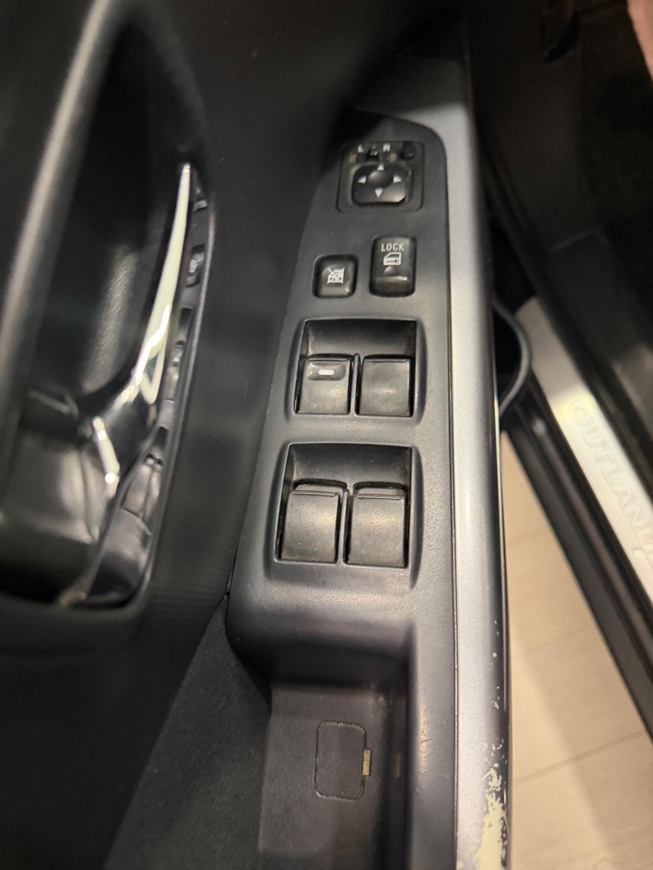 Mitsubishi Outlander 2.0 DI-D Instyle 7 p.ti DPF