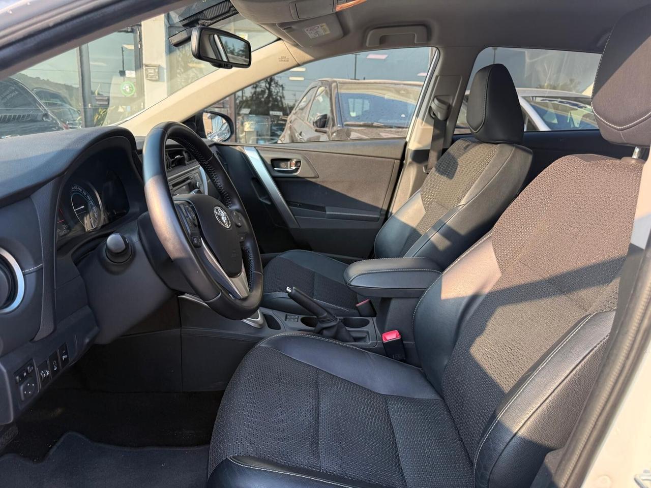 Toyota Auris 1.8 Hybrid Lounge