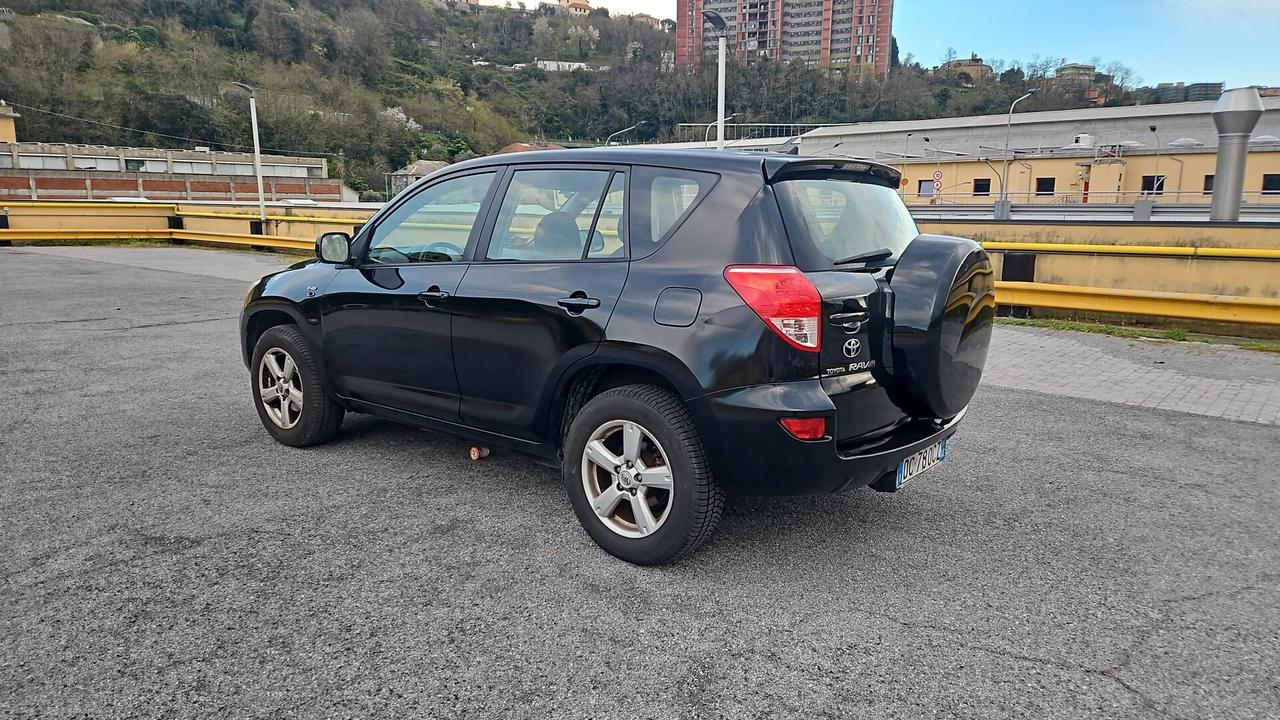 TOYOTA RAV4 2.2 D-4D 136CV LUXURY – 2006 – AFFIDABILE E PRONTA ALL’USO SUV robusto e affidabile, ideale per chi cerca spazio, comodità e una meccanica solida. Motore Toyota 2.2 diesel da 136cv, noto per durata e affidabilità. Immatricolazione: 08/