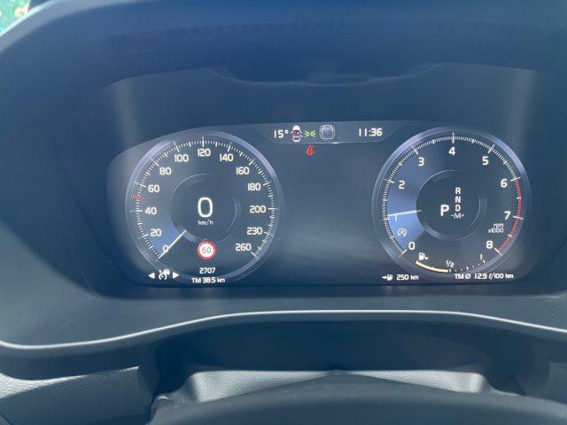 VOLVO XC40 T2 aut. SOLO 2700KM