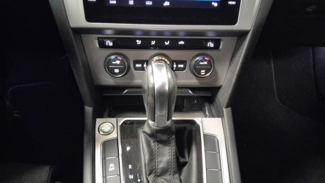 VOLKSWAGEN Passat Variant 1.6 TDI SCR DSG Business NAVI