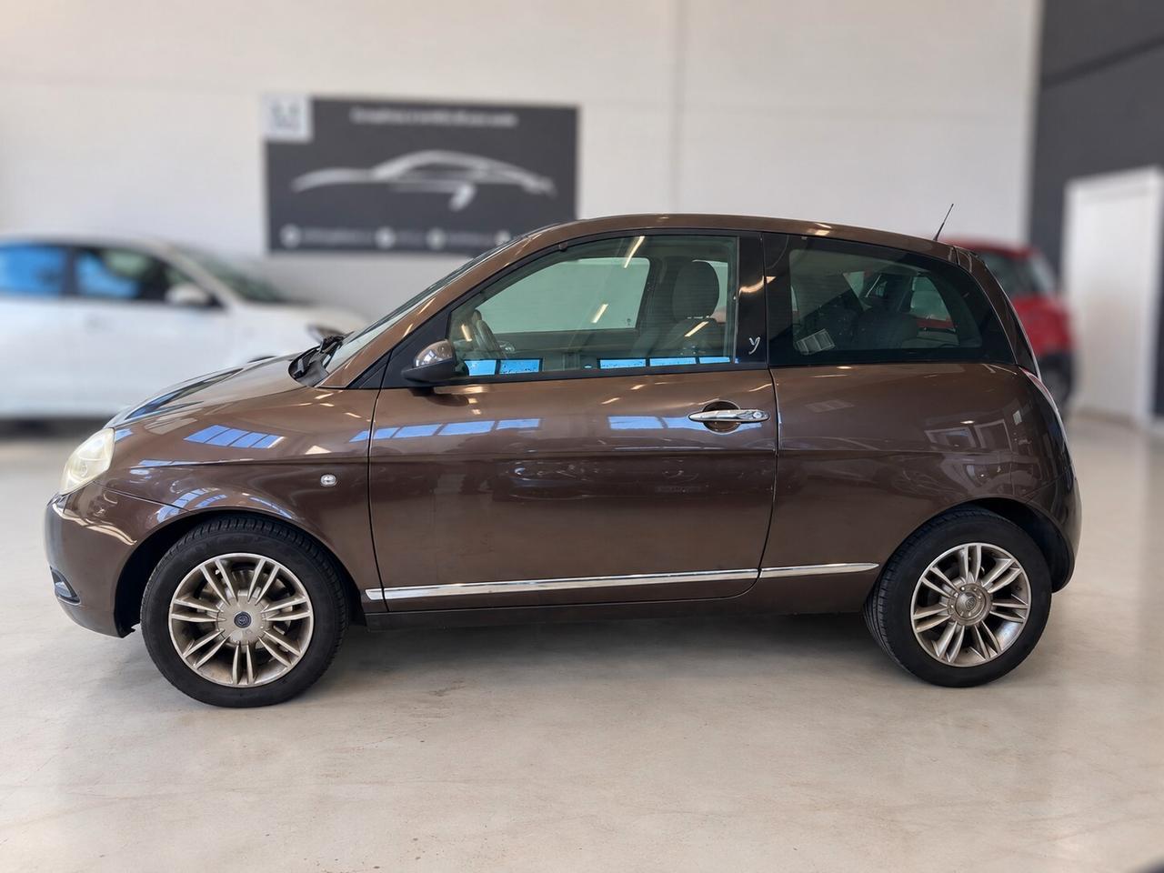 Lancia Ypsilon 1.3 MJT 75 CV Versus