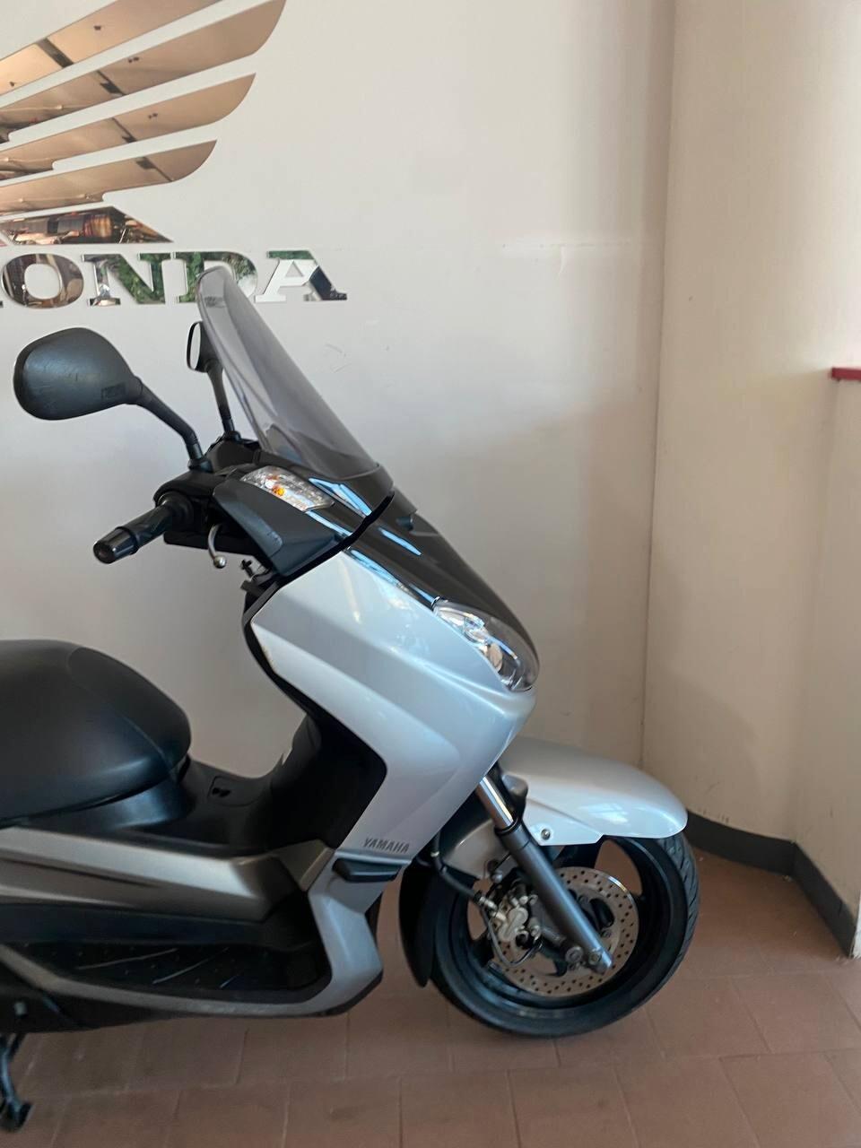 Yamaha X-Max 250