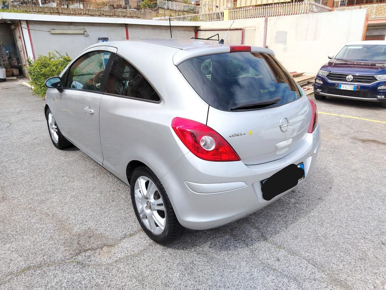 Opel Corsa 1.2 3 porte b-color