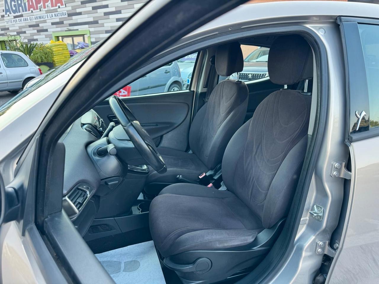 Lancia Ypsilon 1.2 BENZ 69CV GOLD 2013