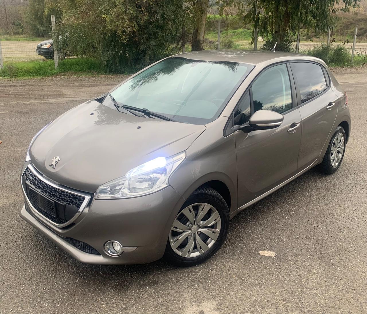 Peugeot 208 1.4 HDi 68 CV 5p Allure 130000KM