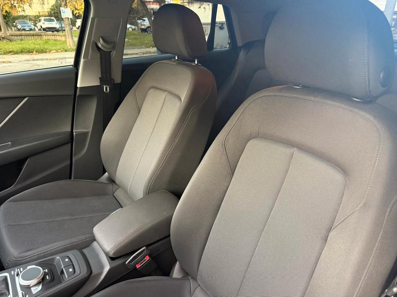 Audi Q2 30 TDI S tronic cockpit navigatore