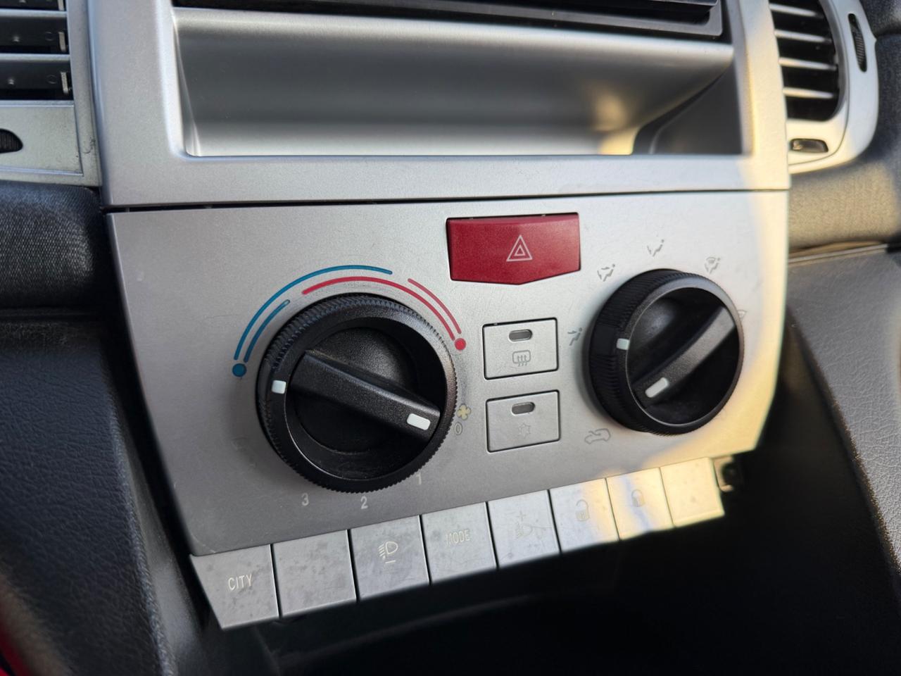 Lancia Ypsilon 1.2 69 CV Argento (51KW)
