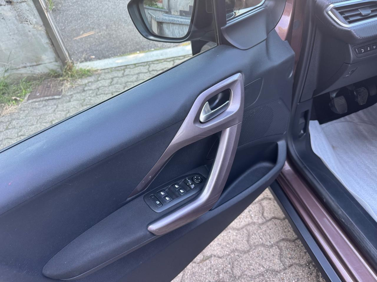 Peugeot 2008 1.6 e-HDi 92 CV neopatentati