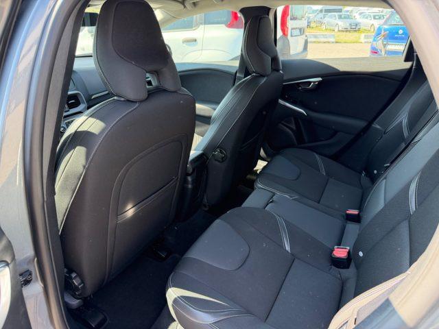VOLVO V40 D3 Momentum