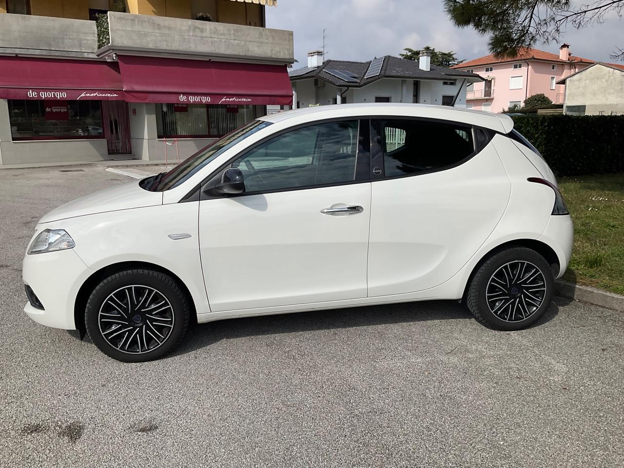 Lancia Ypsilon 1.0 FireFly 5 porte S&S Hybrid Ecochic Gold