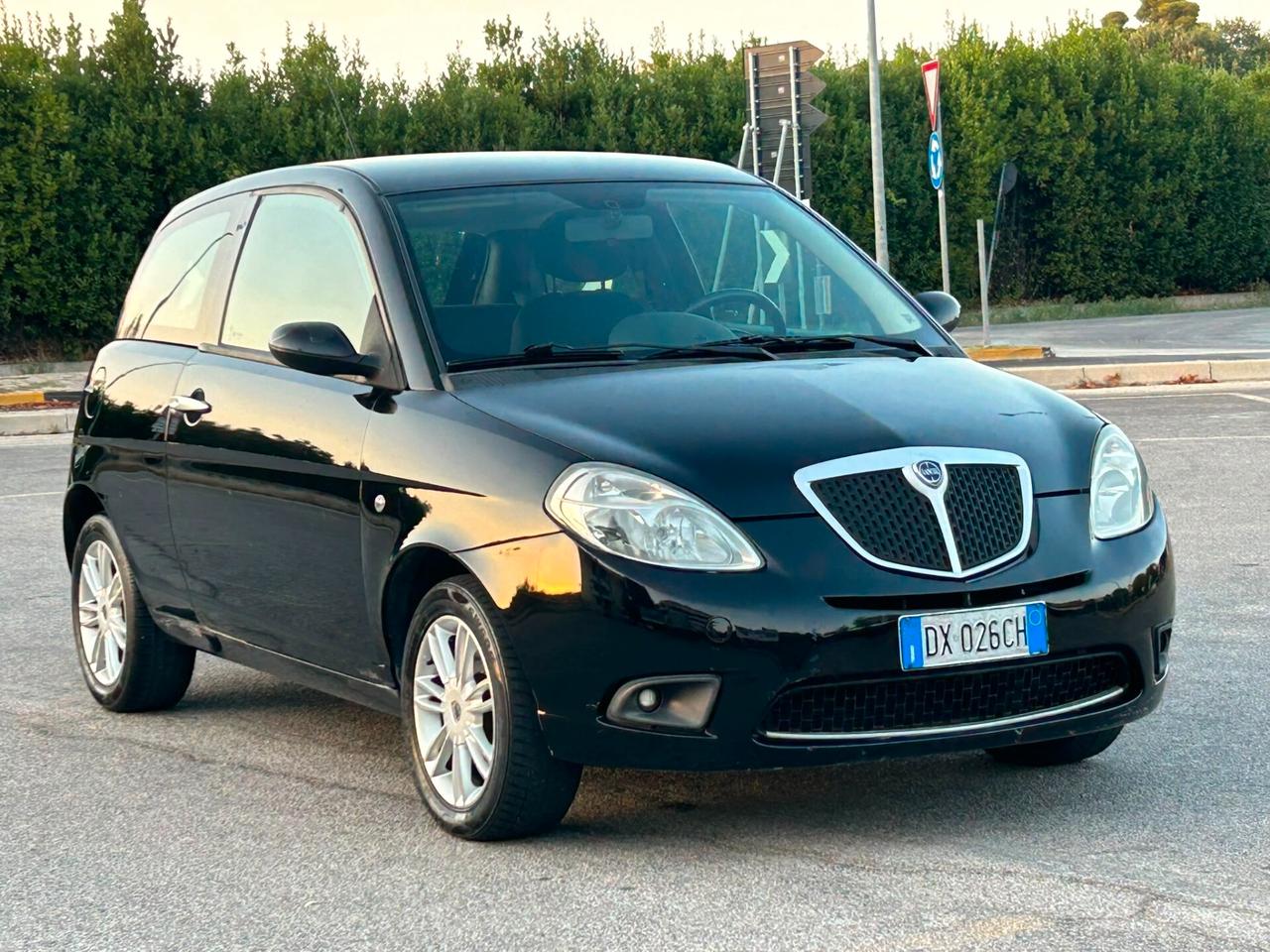 Lancia Ypsilon 1.3 MJT 75 CV Versus
