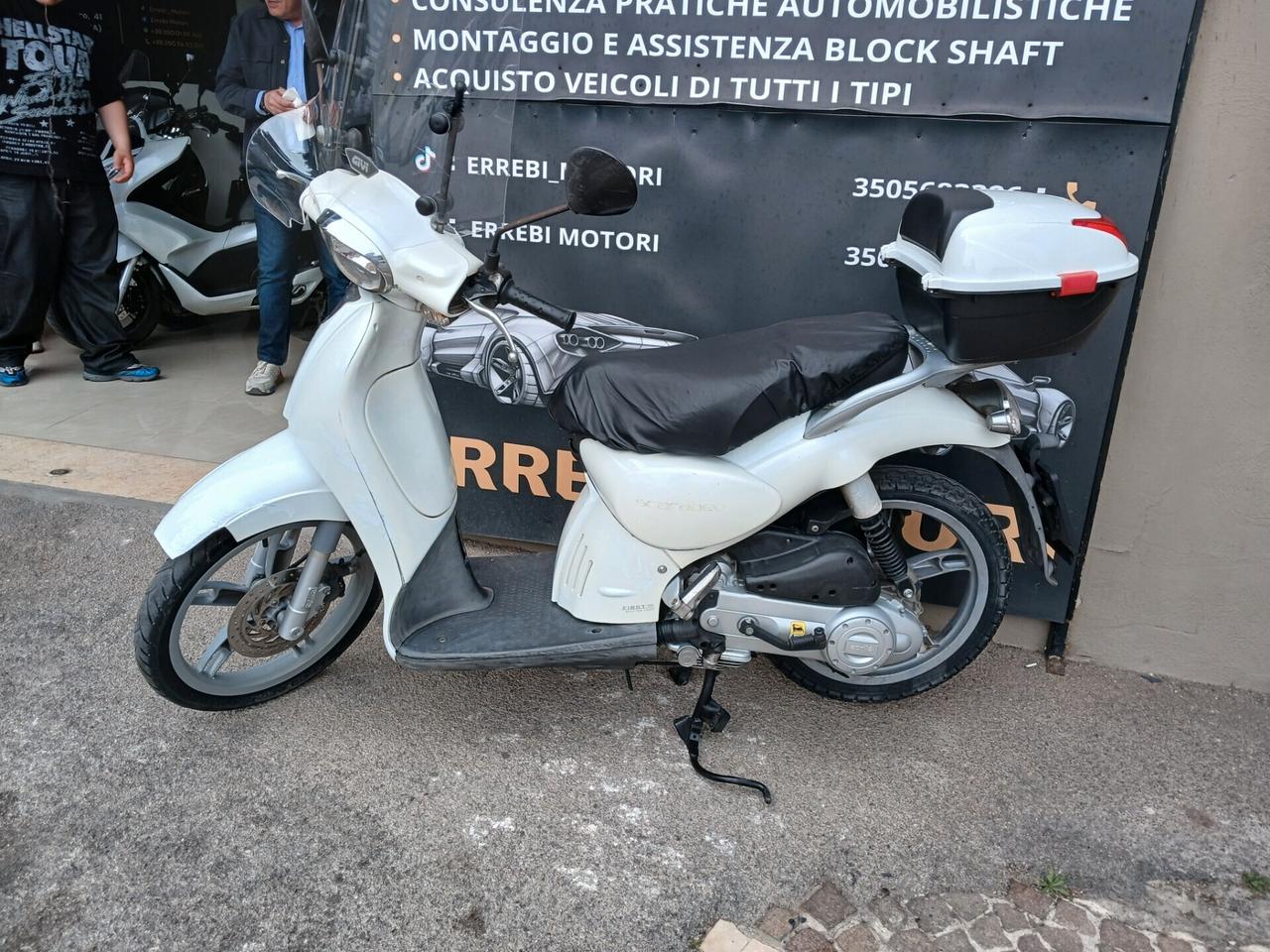 Aprilia Scarabeo 100.