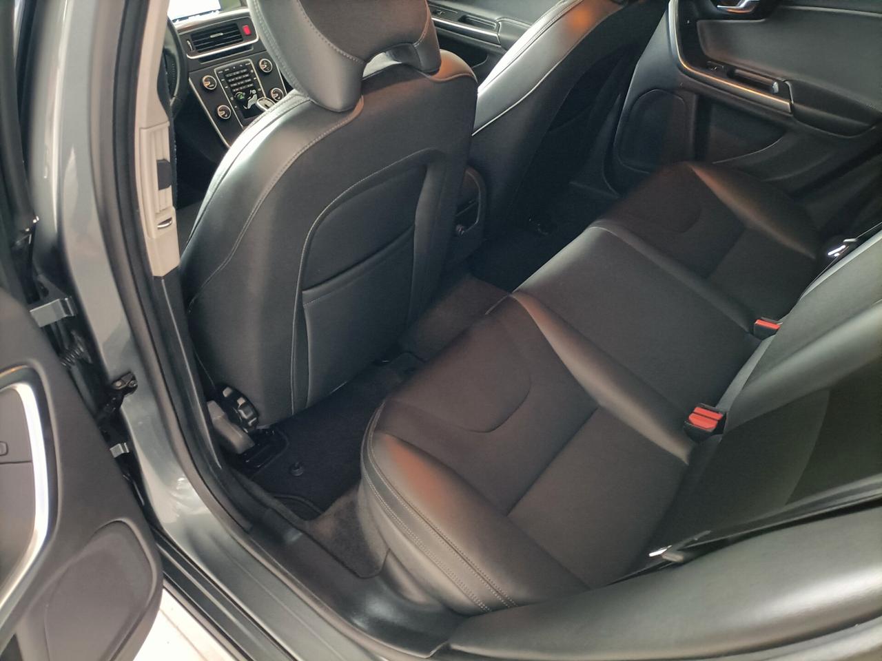 Volvo V60 2.0 D3 150 CV Geartronic R-design - 06/2016