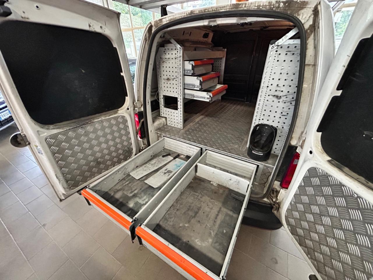 Volkswagen Caddy 2.0 TDI 122 CV 4Motion GANCIO TRAINO SCAFFALATURE
