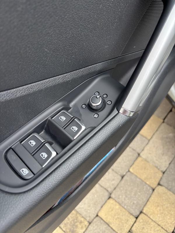 Audi Q2 30 1.0 tfsi S line edition LED-NAVI-CAM-18"