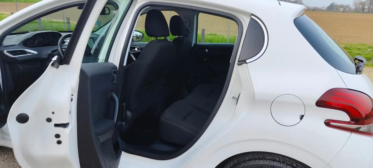 Peugeot 208 1.4 HDi 68 CV 5 porte Allure