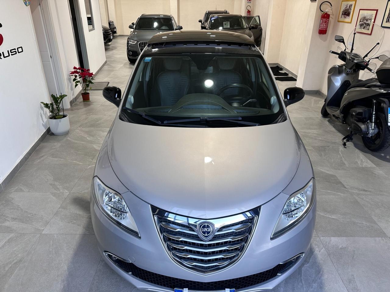 Lancia Ypsilon 1.3 MJT 16V 95 CV - PLATINO - TETTO