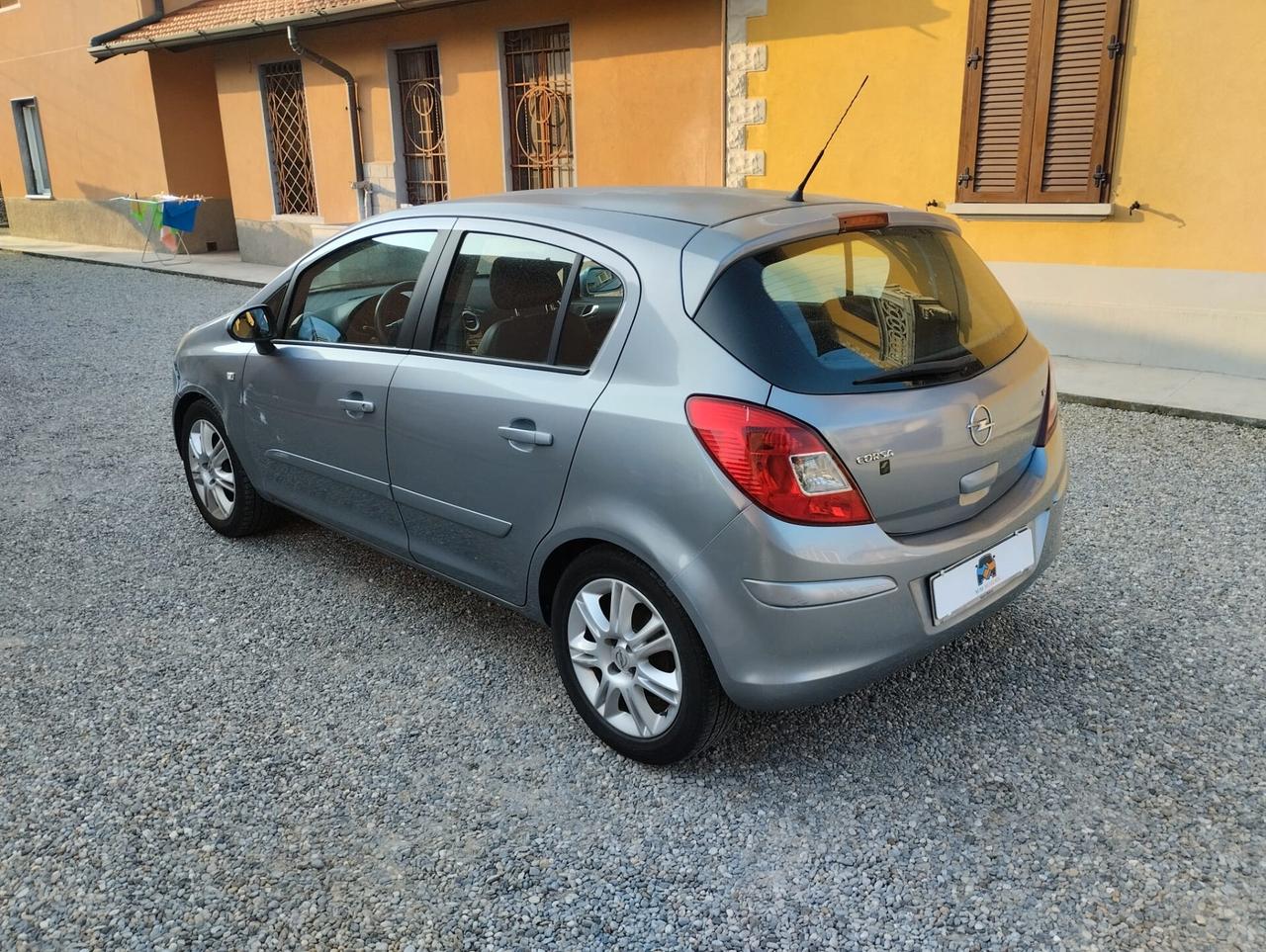 Opel Corsa 1.2 5 porte Cosmo