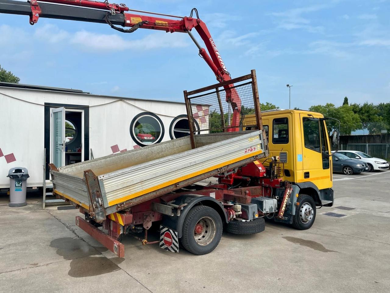 IVECO EUROCARGO 75E14 TRILATERALE + GRU FERRARI 540 A3
