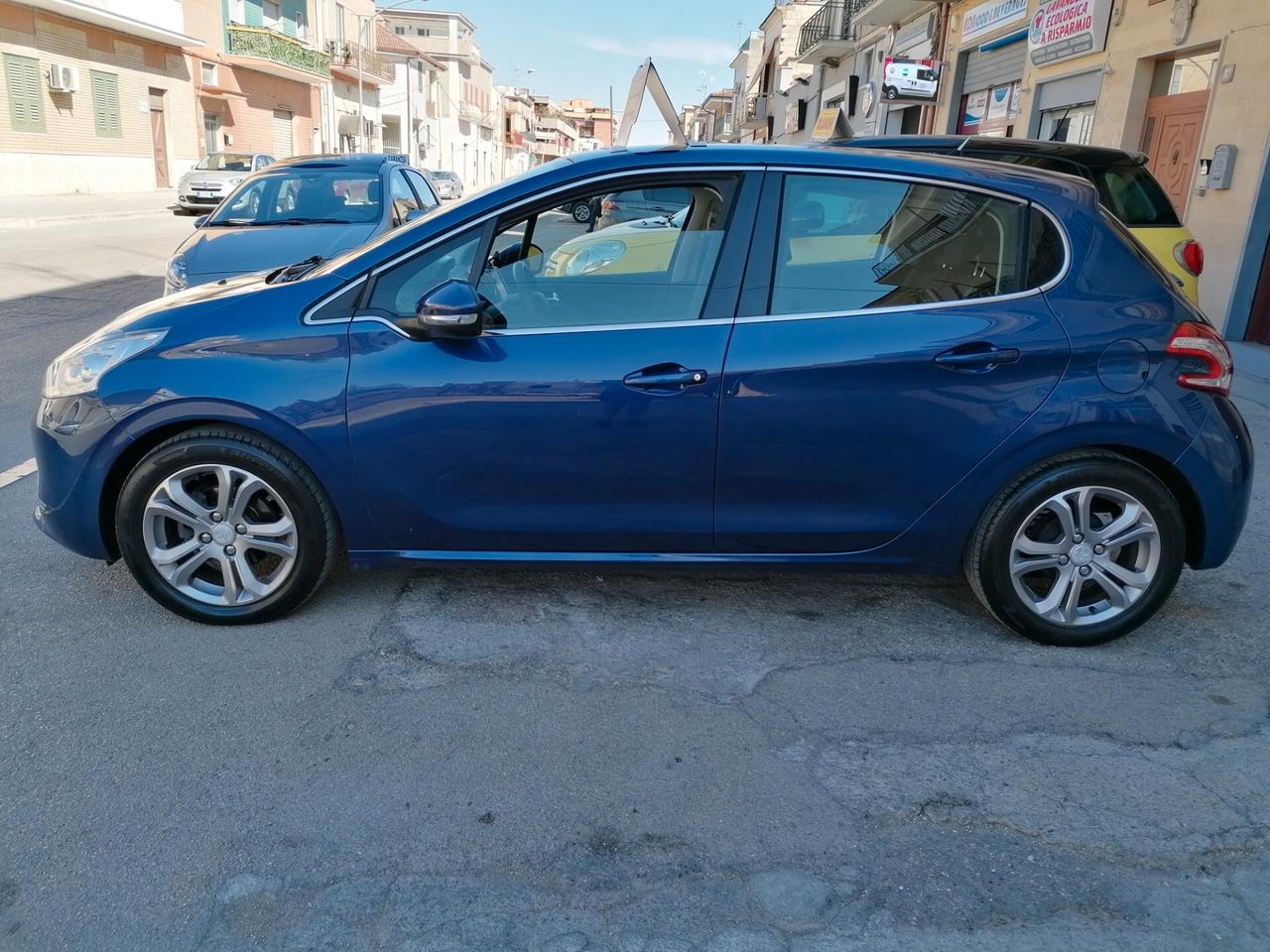Peugeot 208 1.4 HDi 68 CV 5 porte Allure