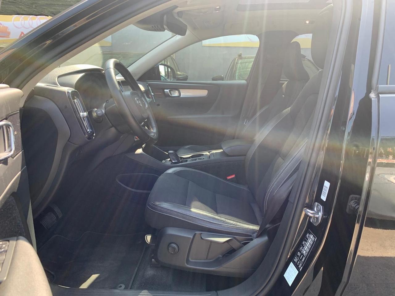 Volvo XC40 2.0 d3 Momentum Navi/Kamera/Tetto/Park/Pelle