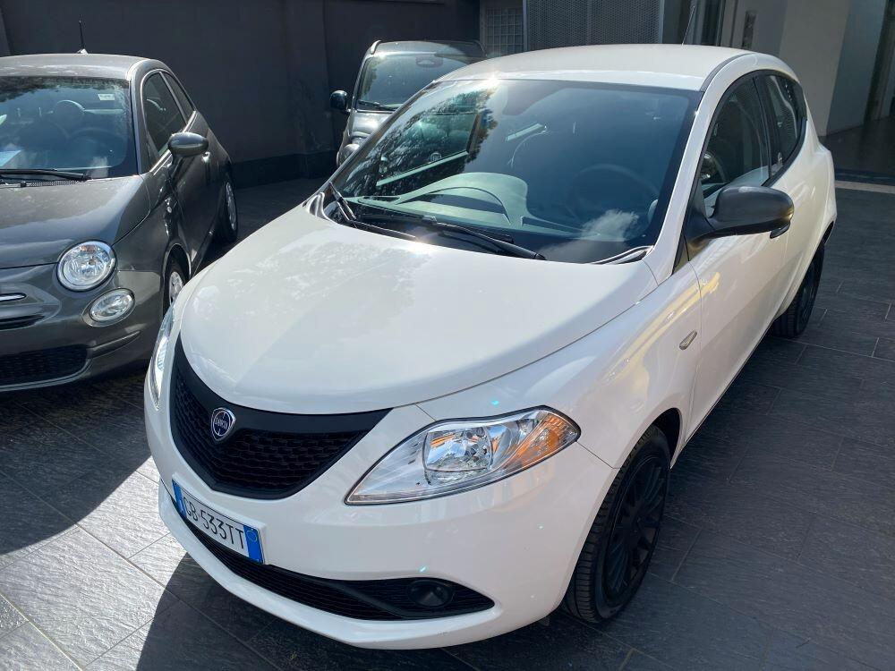 Lancia Ypsilon 1.0 FireFly 5 porte S&S Hybrid Ecochic Silver