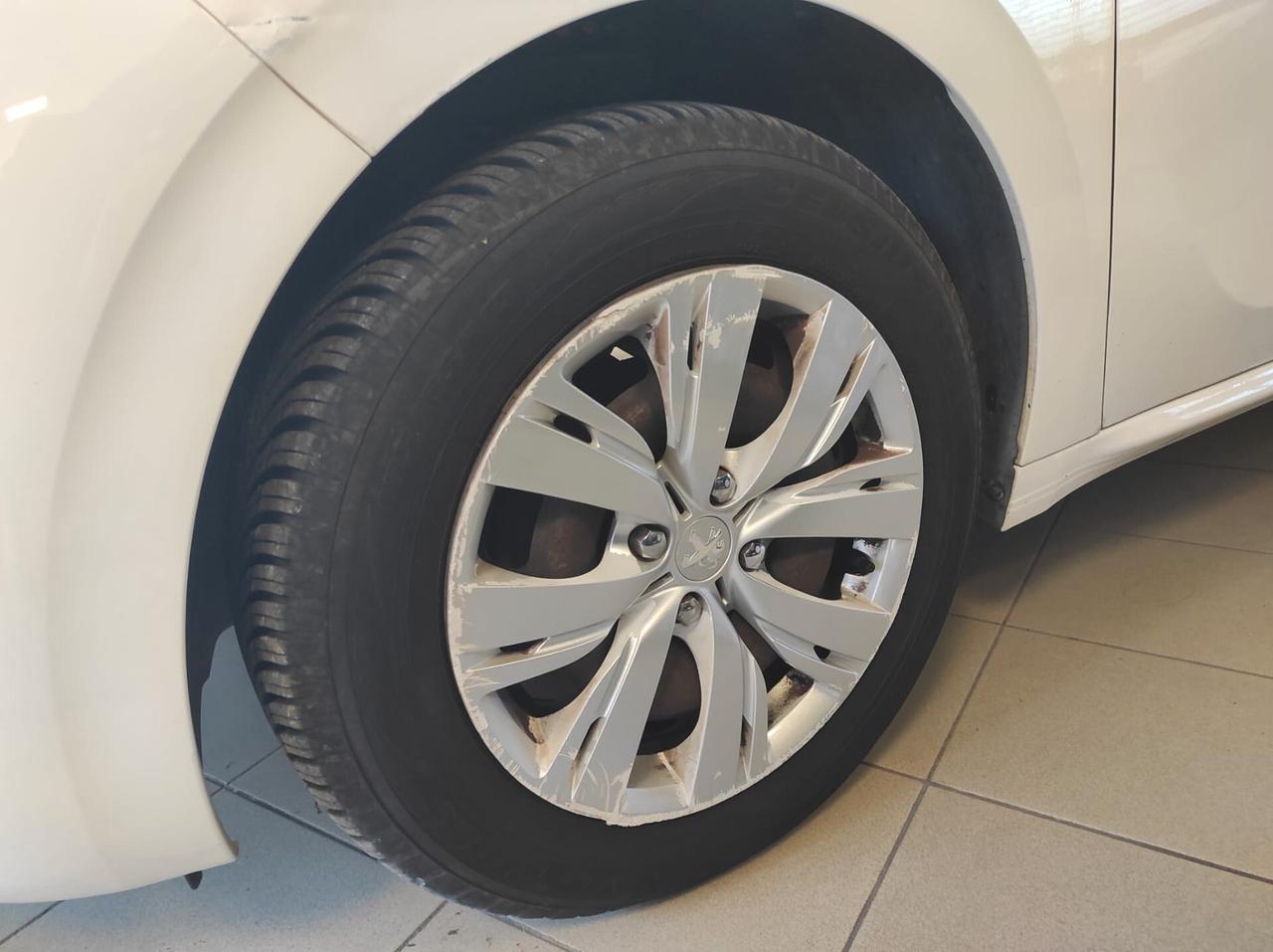 Peugeot 208 1.4 HDi 68 CV 5 porte Allure