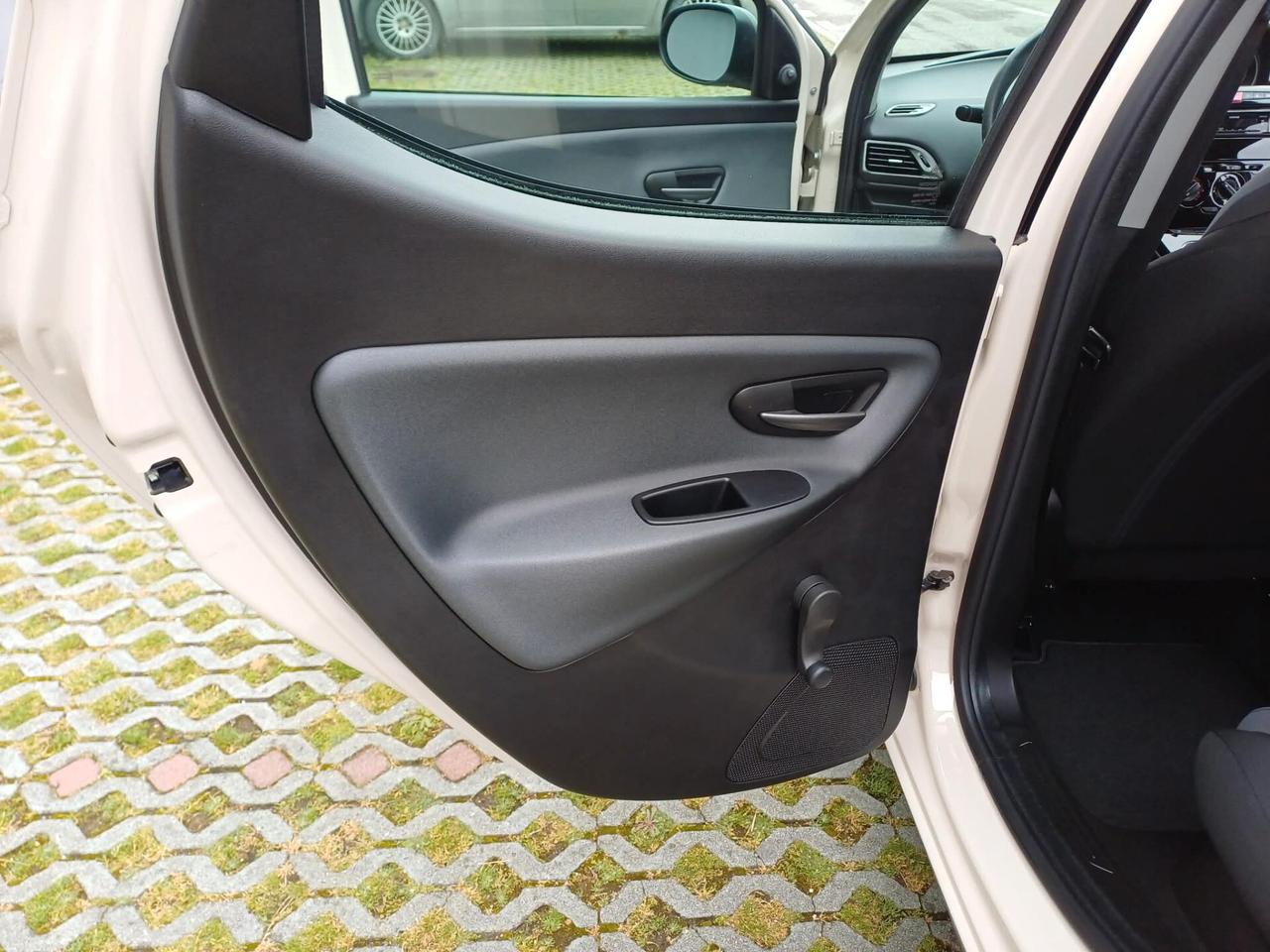 Lancia Ypsilon 1.2 69 CV 5 porte GPL Ecochic Silver