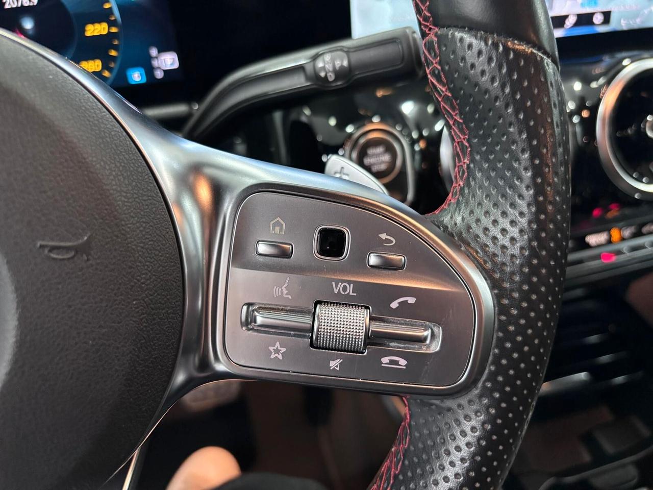 MERCEDES-BENZ GLA200D PREMIUM AMG NAVI-LED