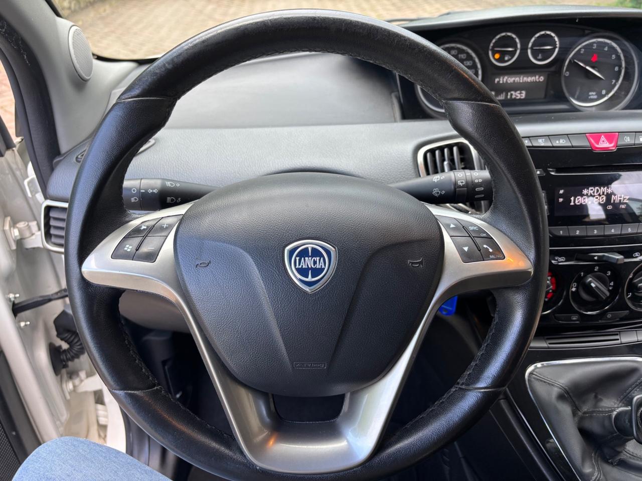 Lancia Ypsilon 0.9 TwinAir 85 CV 5 porte S&S Gold OK NEOPATENTATI