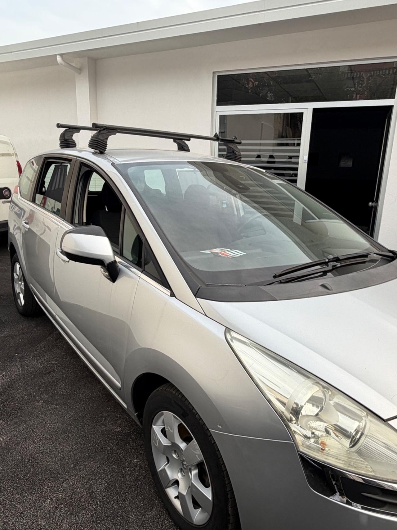 Peugeot 5008 1.6 HDi 112CV cambio robotizzato Féline