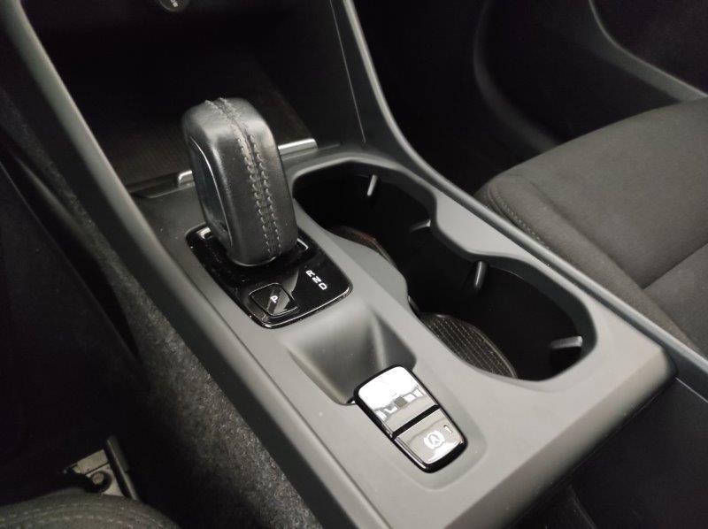 VOLVO XC40 (2017-->) - XC40 T2 Geartronic Momentum Core N1