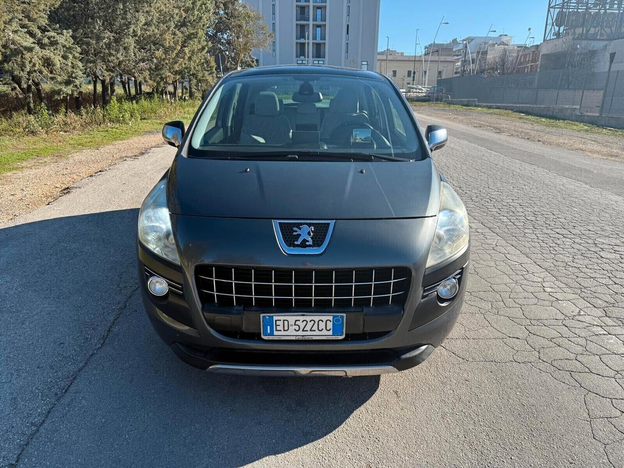 Peugeot 3008 1.6 HDi 110CV cambio robotizzato Tecno tetto panoramico