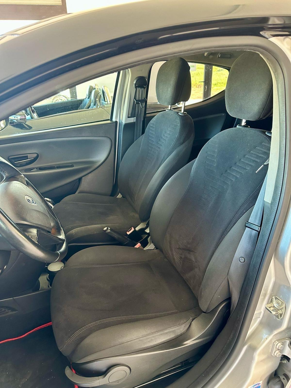 Lancia Ypsilon 1.2 69 CV 5 porte S&S Silver