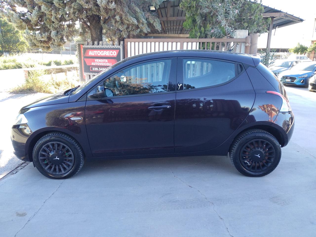 Lancia Ypsilon 0.9 TwinAir 85 CV 5 porte Metano Ecochic Silver