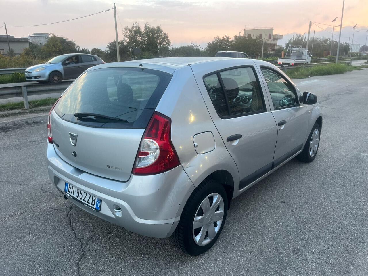 Dacia Sandero 1.2 16V GPL - 2012