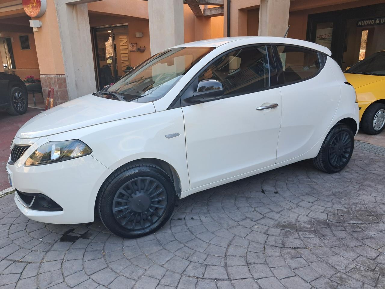 Lancia Ypsilon 1.0 FireFly 5 porte S&S Hybrid Ecochic Silver