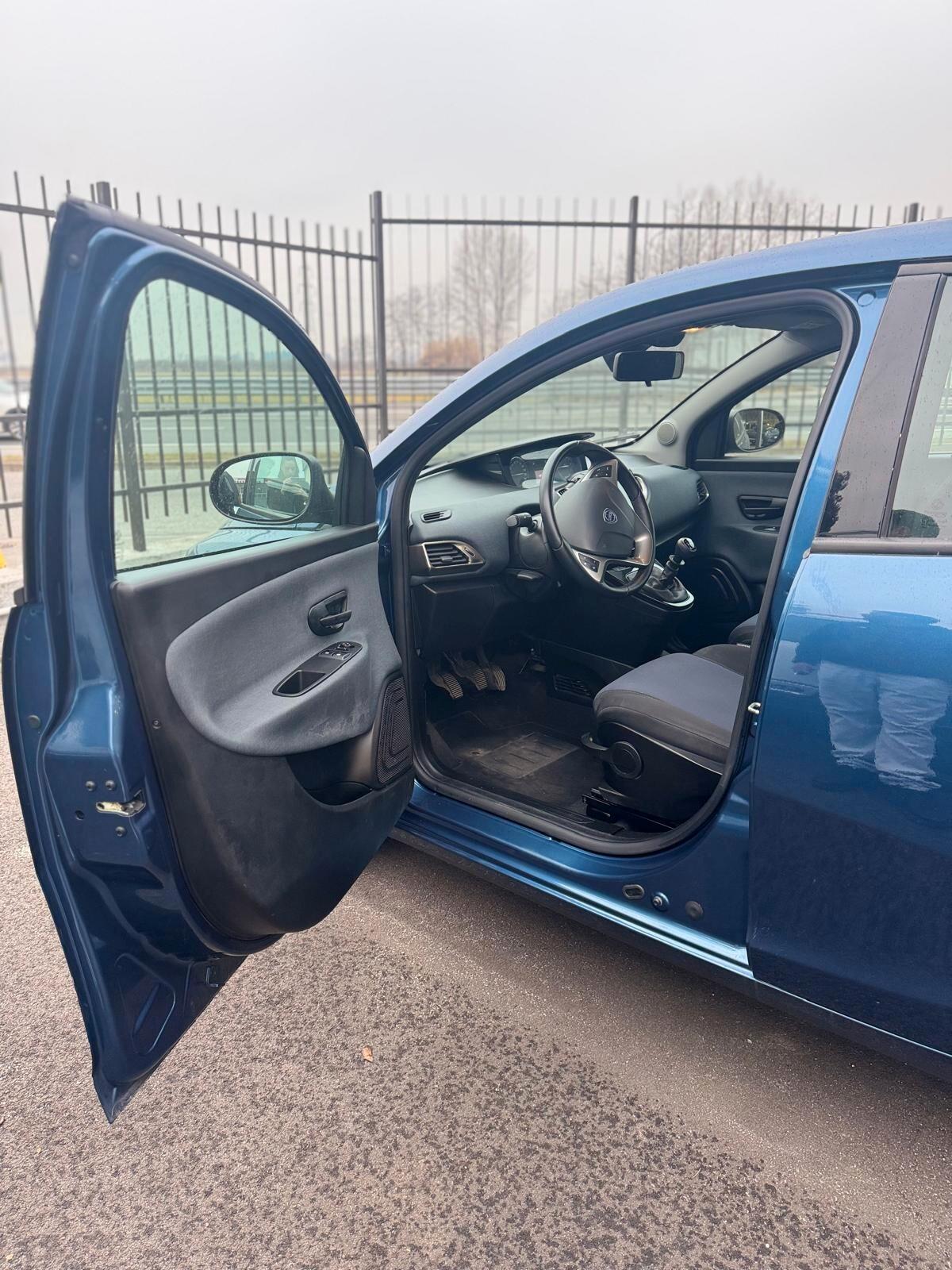 Lancia Ypsilon 1.0 FireFly 5 porte S&S Hybrid Gold