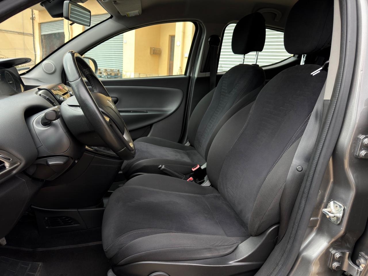 Lancia Ypsilon 1.2 69 CV 5 porte NEOPATENTATI