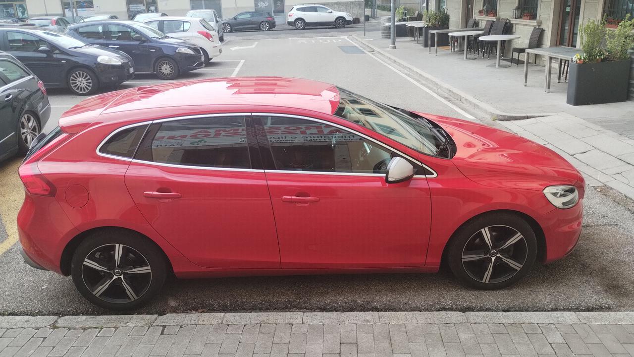 Volvo V40 D2 R-design