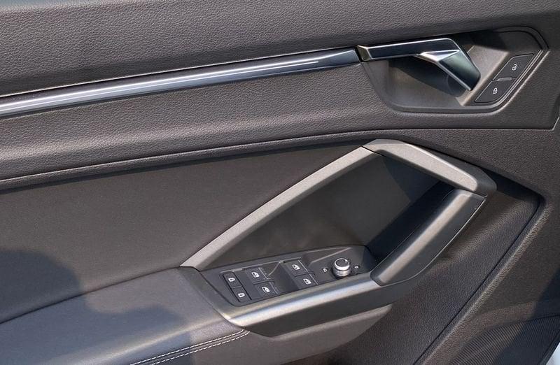 Audi Q3 SPB S Line interno ed esterno 2.0 TDI 150CV S-Tronic 35