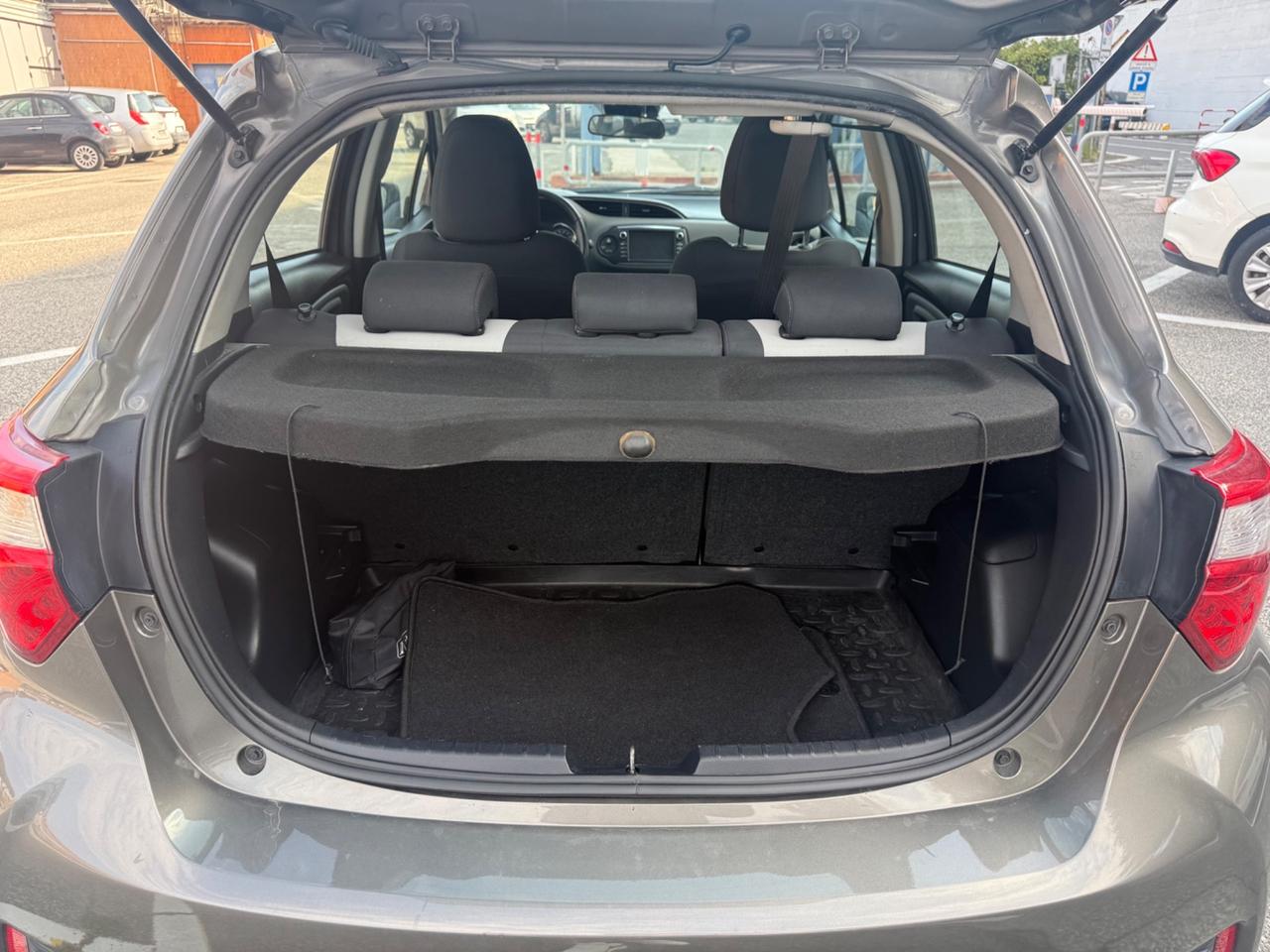 Toyota Yaris 1.5 hybrid trend gray edition