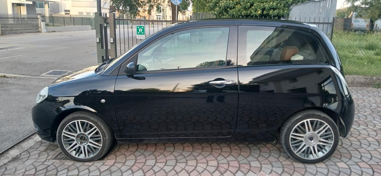 Pochi km Lancia Ypsilon diesel neopatentati